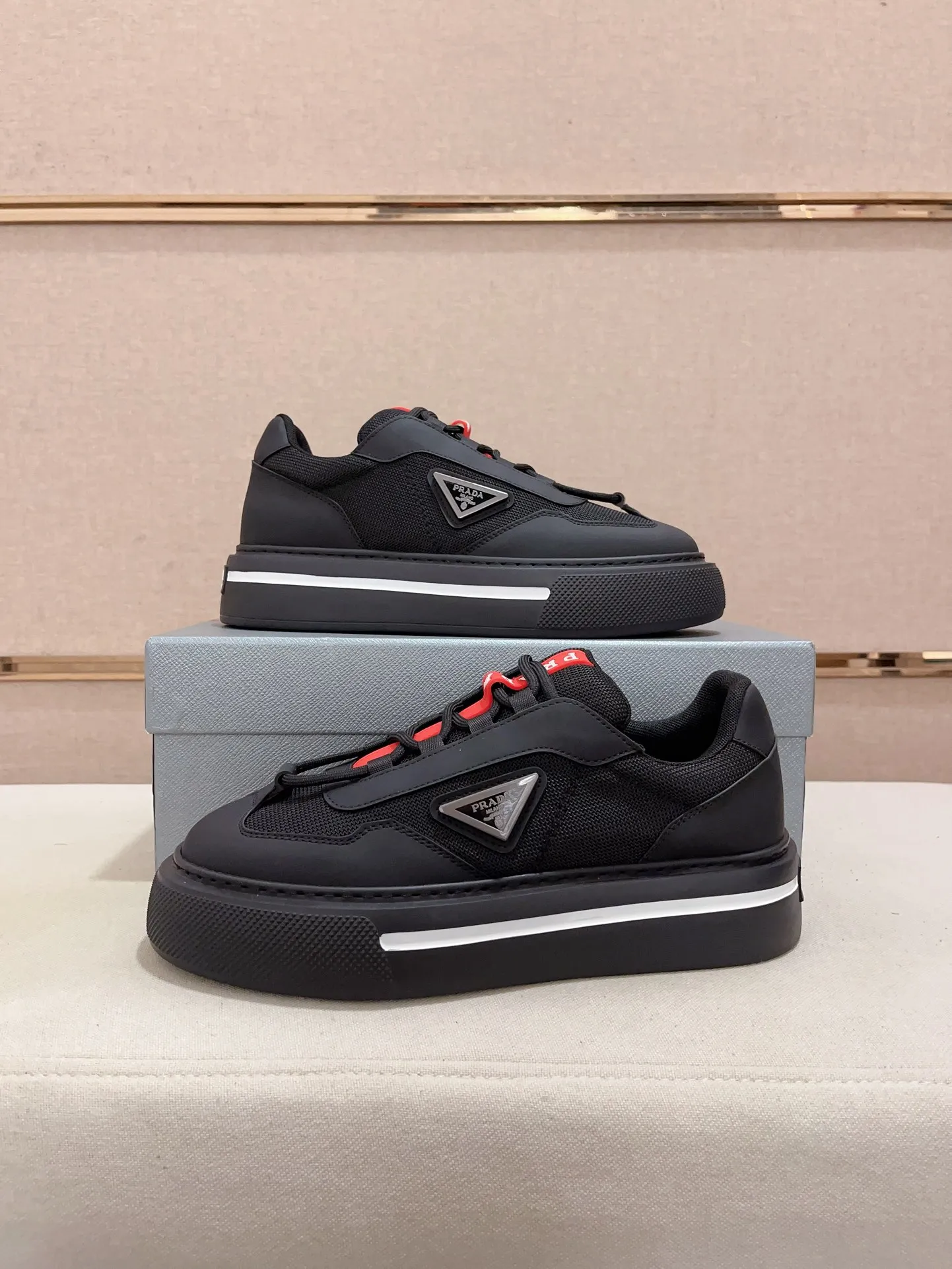 Men's shoes 💰 580💰 ✔️✔️✔️High-quality new PRADA counters are launched at the same time. The new men's shoes and 😘fabrics are selected from first-layer cowhide and are made by pure handicrafts. Lining: Full cowhide lining. 👍🏿 High-end ☄️ air-cushion molded anti-slip rubber outsole, exquisite lines, simple and elegant, comfortable and high-end for leisure travel. Code number: 38 to 44